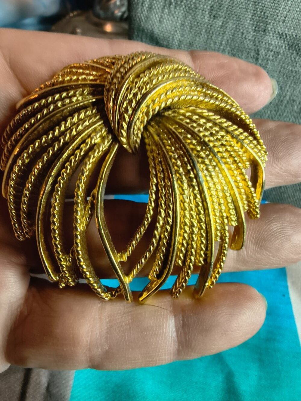 Vintage Monet Mirador Gold Tone Brooch View 3